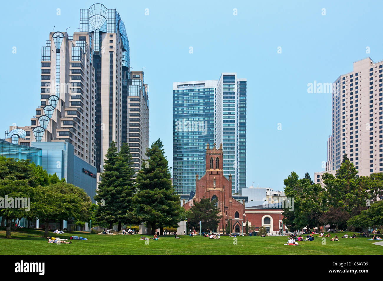 I Giardini di Yerba Buena di San Francisco, California, Stati Uniti d'America, con Marriott Marquis Hotel sinistra, St Patrick centro della Chiesa. JMH5208 Foto Stock