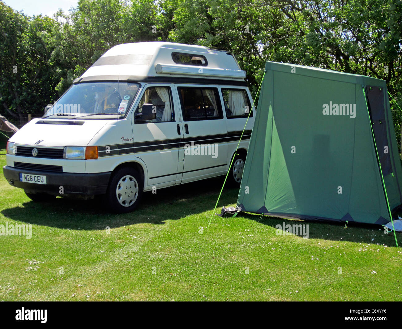 Autosleeper Tirdent VW hi top camper con un cuddy tenda a fianco Foto Stock