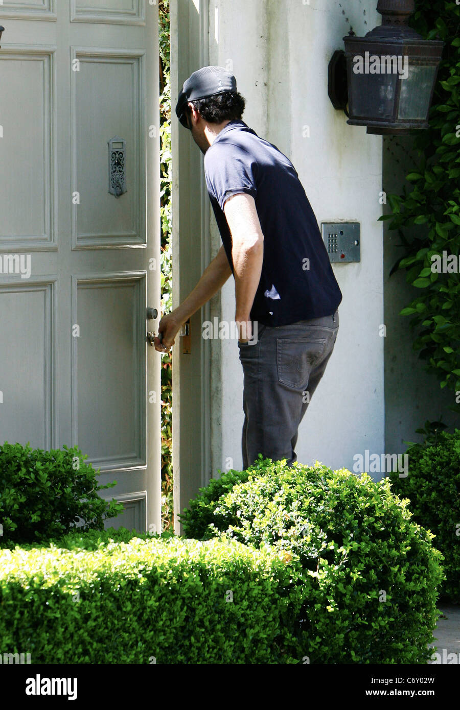 Sacha Baron Cohen visto lasciare casa di amici Brentwood, CA Los Angeles, Stati Uniti d'America - 02.05.10 Foto Stock