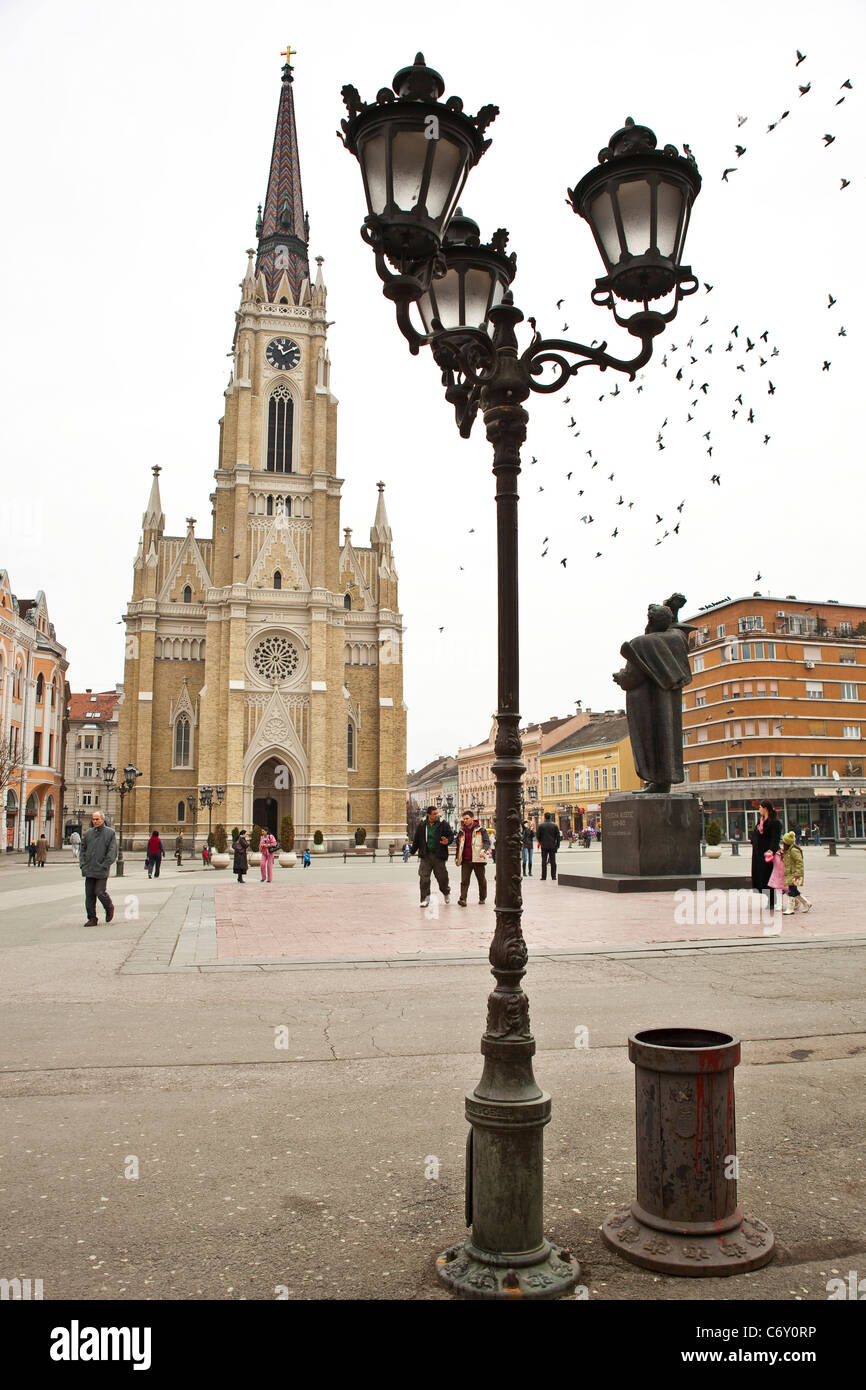Novi Sad, la cattedrale e la piazza del giorno. Foto Stock
