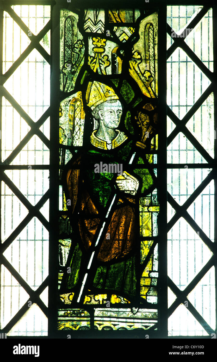 Mileham, Norfolk, XIV secolo il vetro macchiato, Santo Vescovo santo maschio santi chiesa inglese chiese Inghilterra medievale del Regno Unito Foto Stock