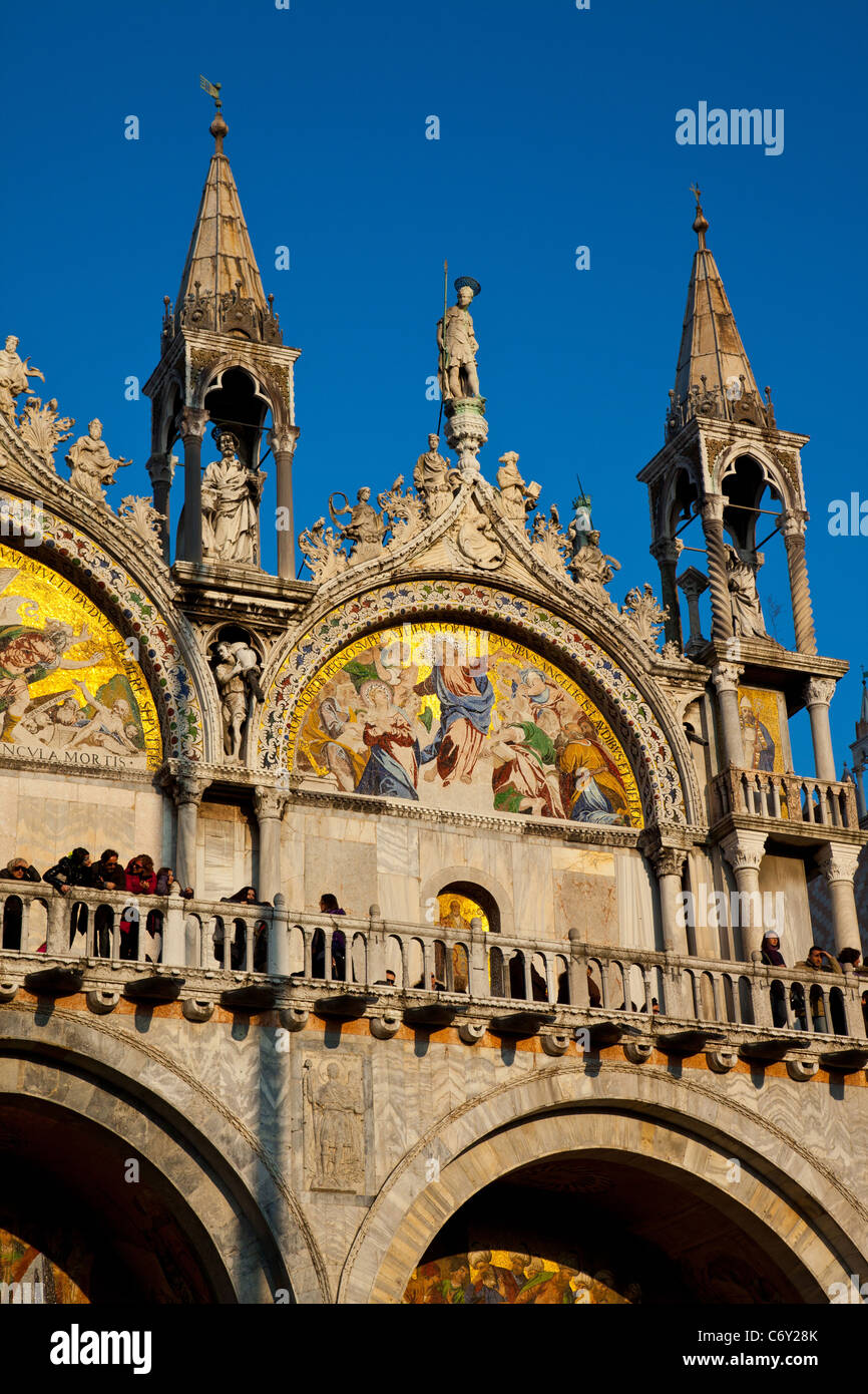 La parte superiore della facciata della Basilica di San Marco che permette ai visitatori di guardare in giù su Piazza San Marco a Venezia in Italia. Foto Stock