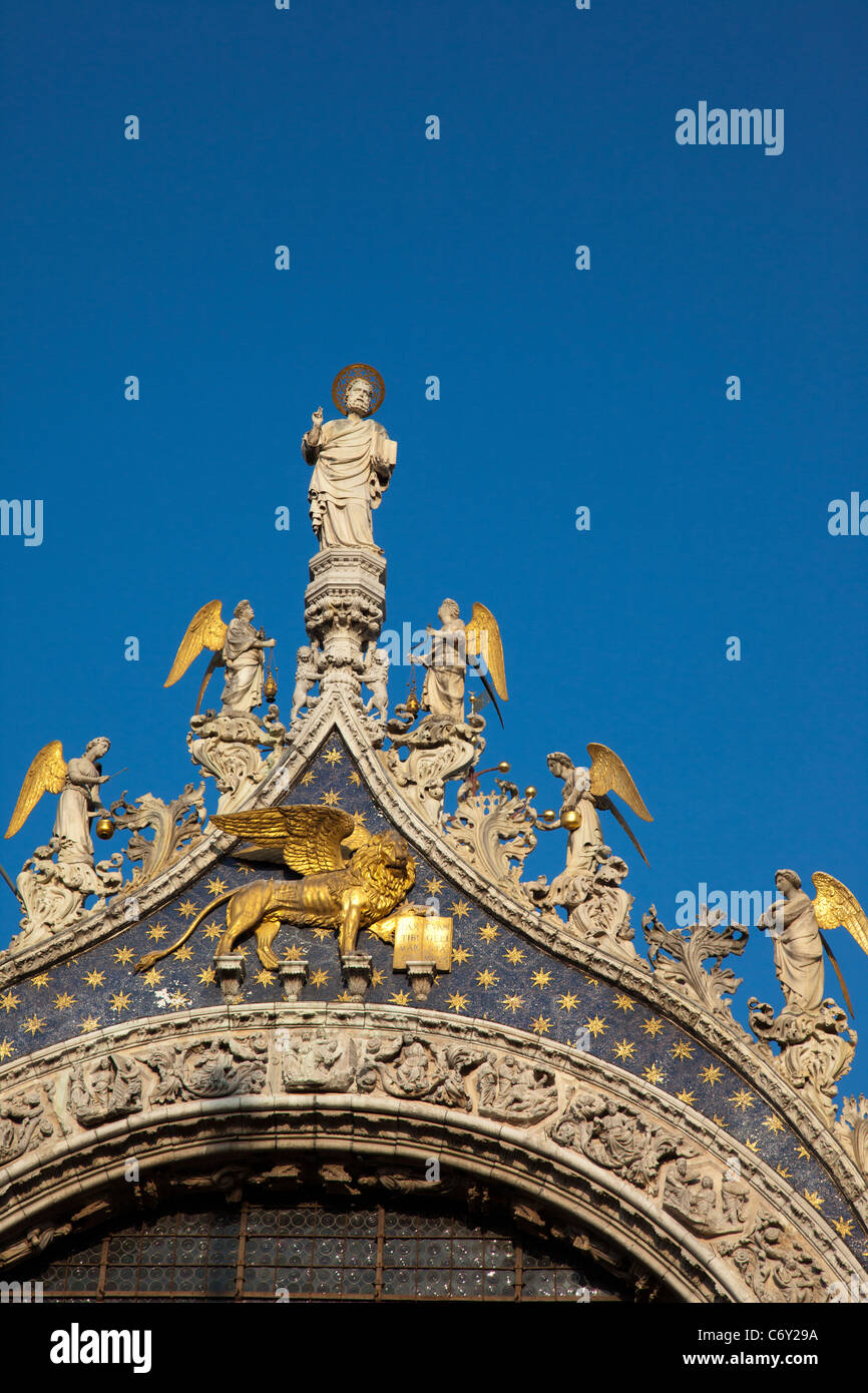 Figure religiose in cima alla Basilica di San Marco a Venezia Italia Foto Stock