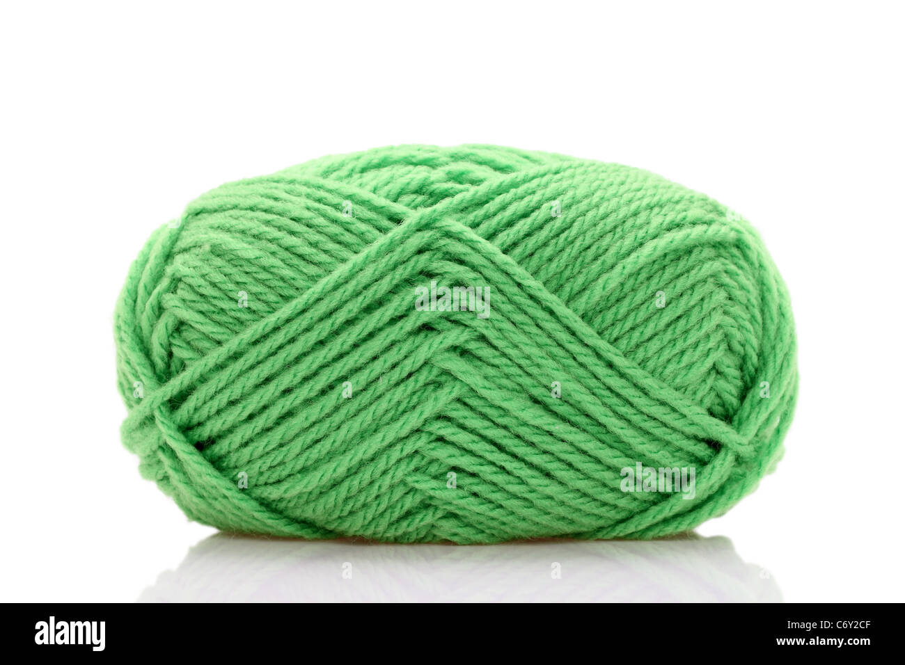 Palla di lana di colore verde, isolato su sfondo bianco Foto Stock