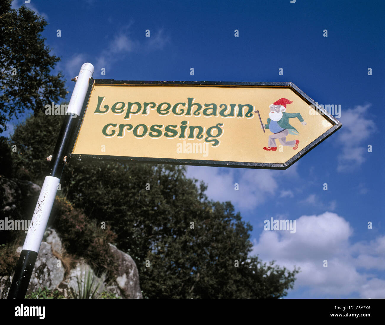 Parco Nazionale di Killarney, nella contea di Kerry, Repubblica di Irlanda. Cartello Leprechaun Crossing. Foto Stock