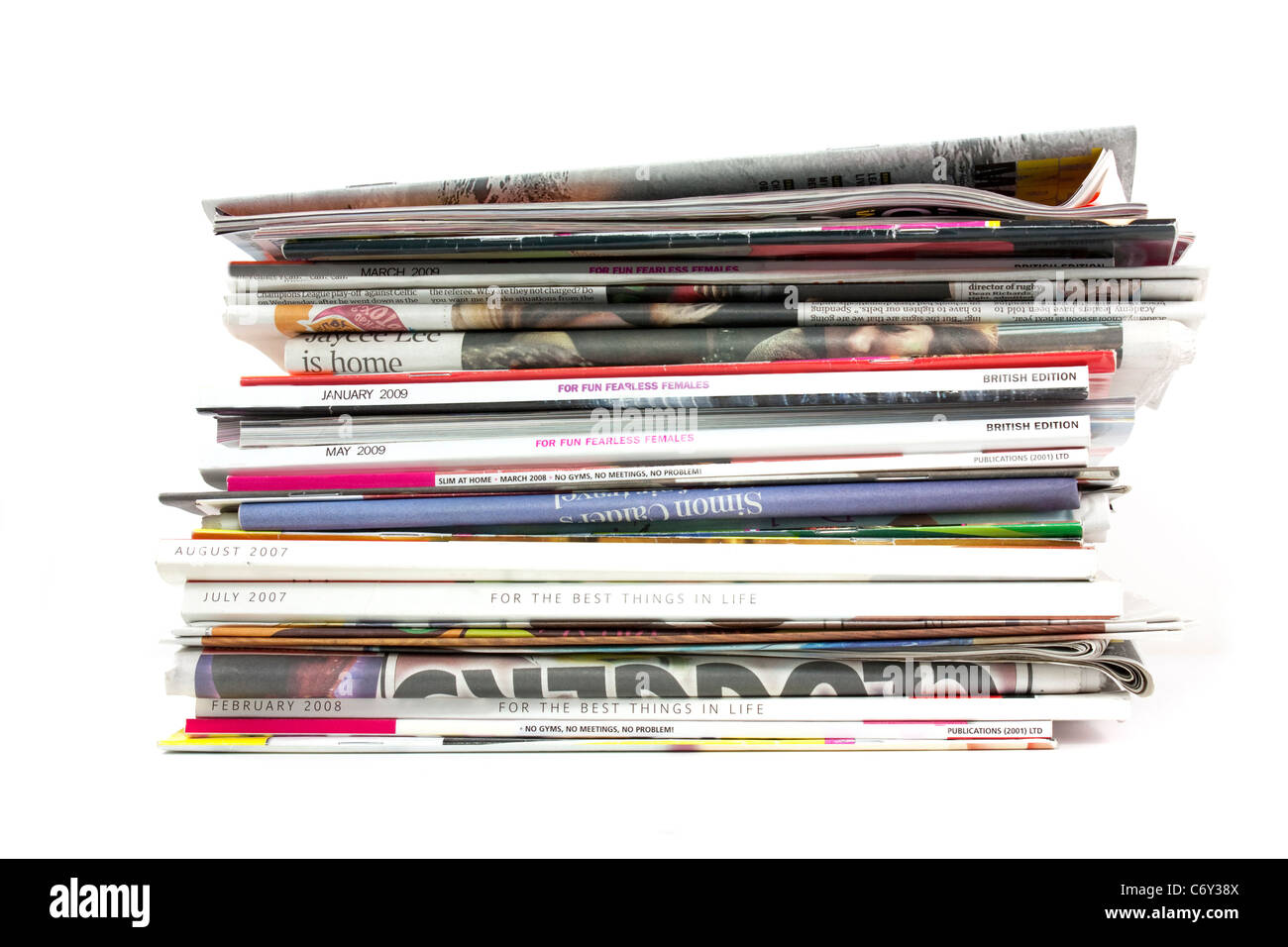 Pila di quotidiani e riviste su sfondo bianco Foto Stock