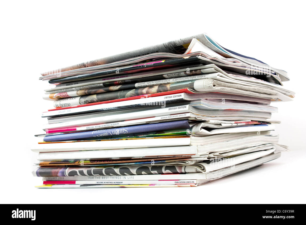 Pila di quotidiani e riviste su sfondo bianco Foto Stock