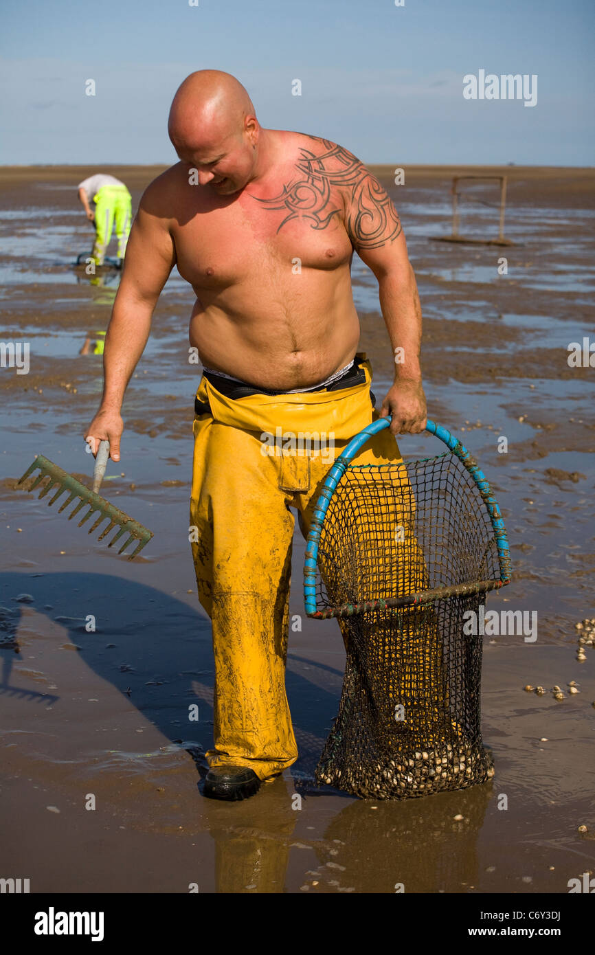 Cocktail in spiaggia con bassa marea su appartamenti di sabbia a Marshside all'inizio della stagione di Cockle picking. Incontro con le mani autorizzato a Southport, Merseyside, Regno Unito Foto Stock