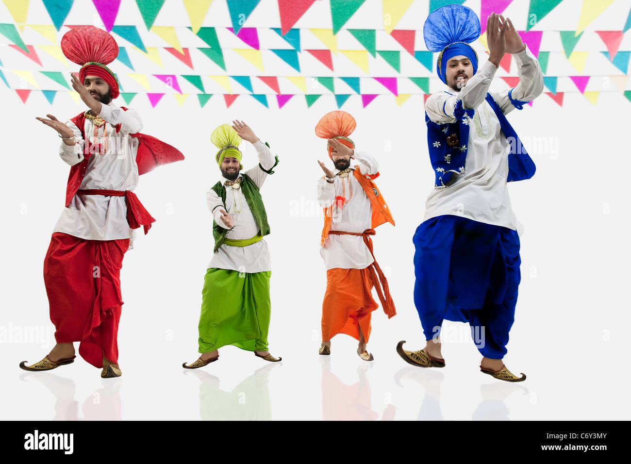 Gli uomini di religione sikh dancing Foto Stock