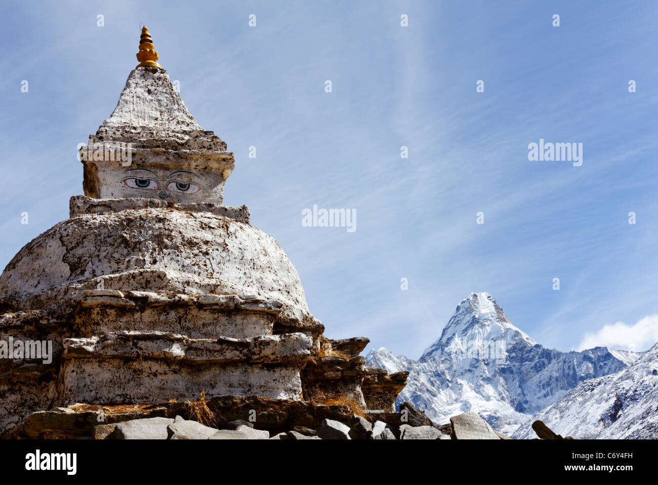 Stupa buddisti e Ama Dablam montagna, Everest Regione, Nepal Foto Stock