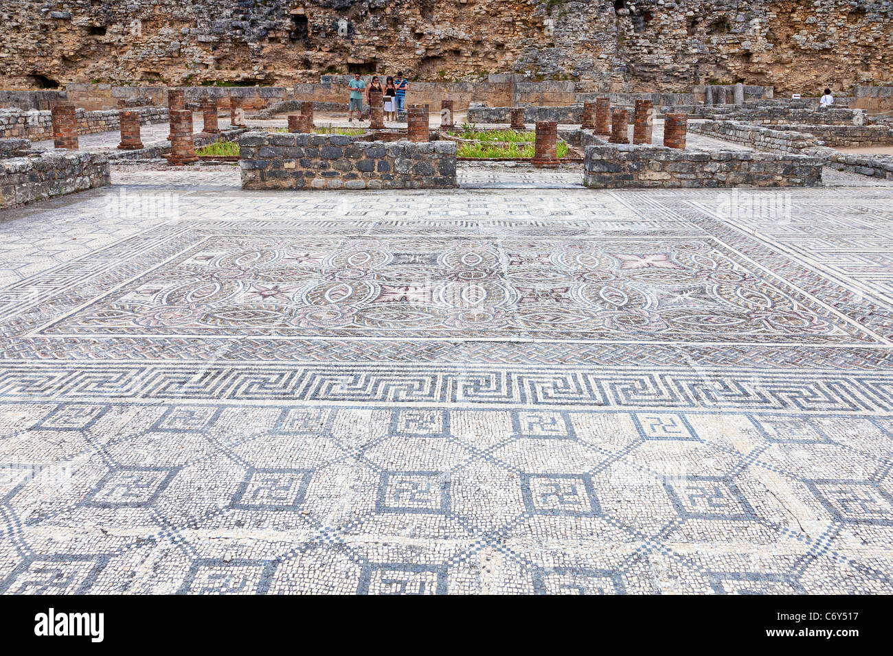 Casa di la svastica Villa mosaici e mura difensive in Conimbriga, romane meglio conservate rovine della città in Portogallo. Foto Stock