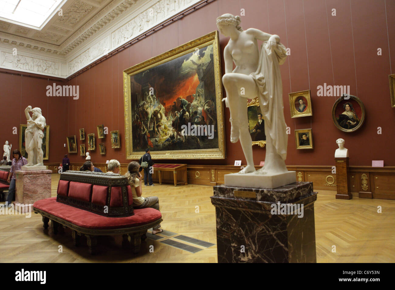 I visitatori del Museo Russo di San Pietroburgo Foto Stock