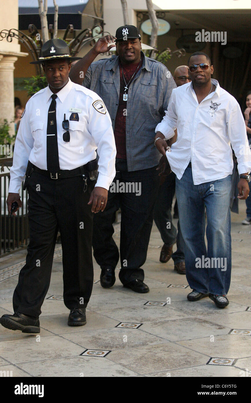 Quinton Aaron shopping presso il boschetto di Hollywood, in California - 07.04.10 Agent 47 Foto Stock