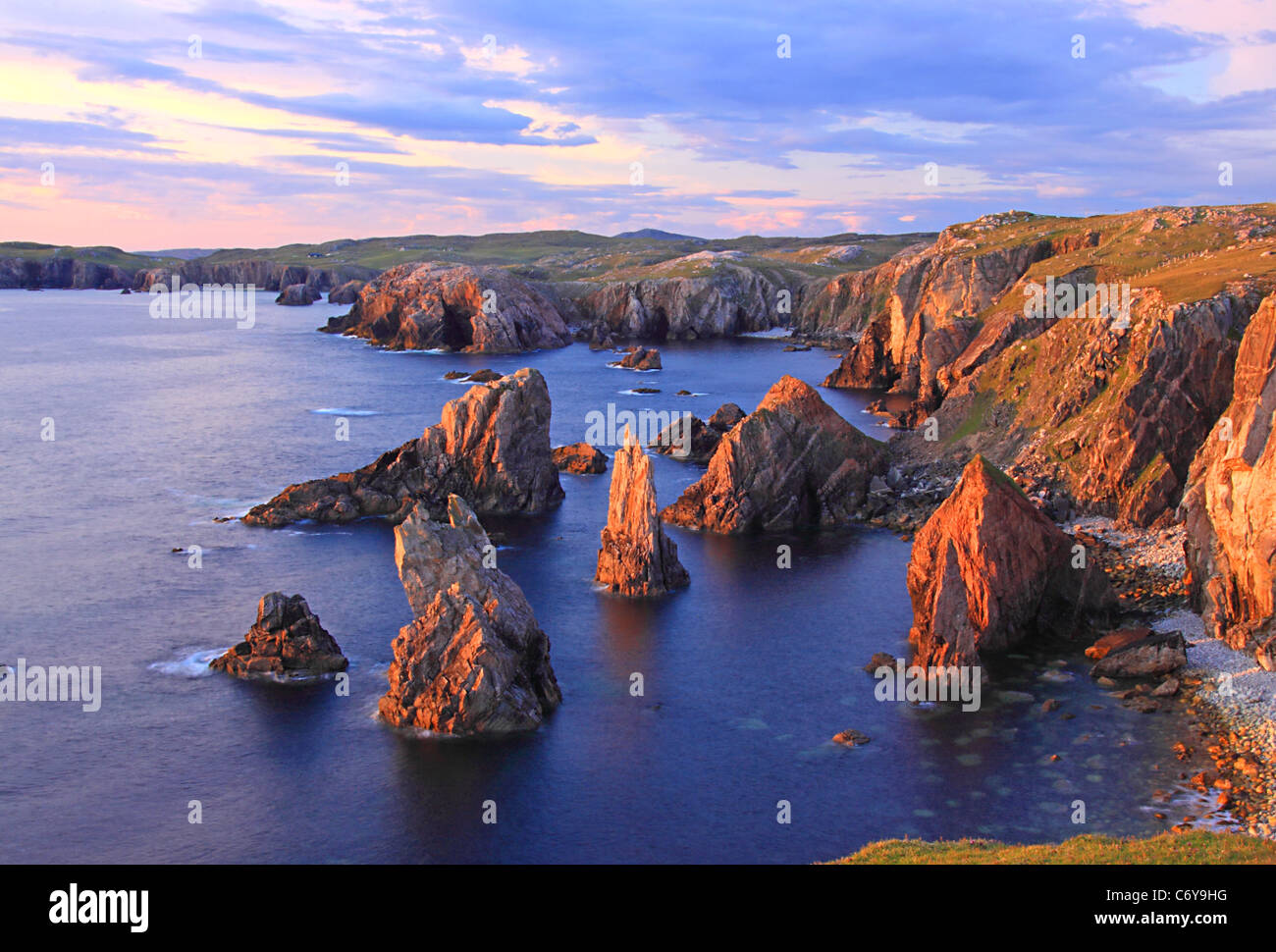 Regno Unito Scozia Ebridi Esterne isola di Lewis Mangersta Rock pile al tramonto Foto Stock