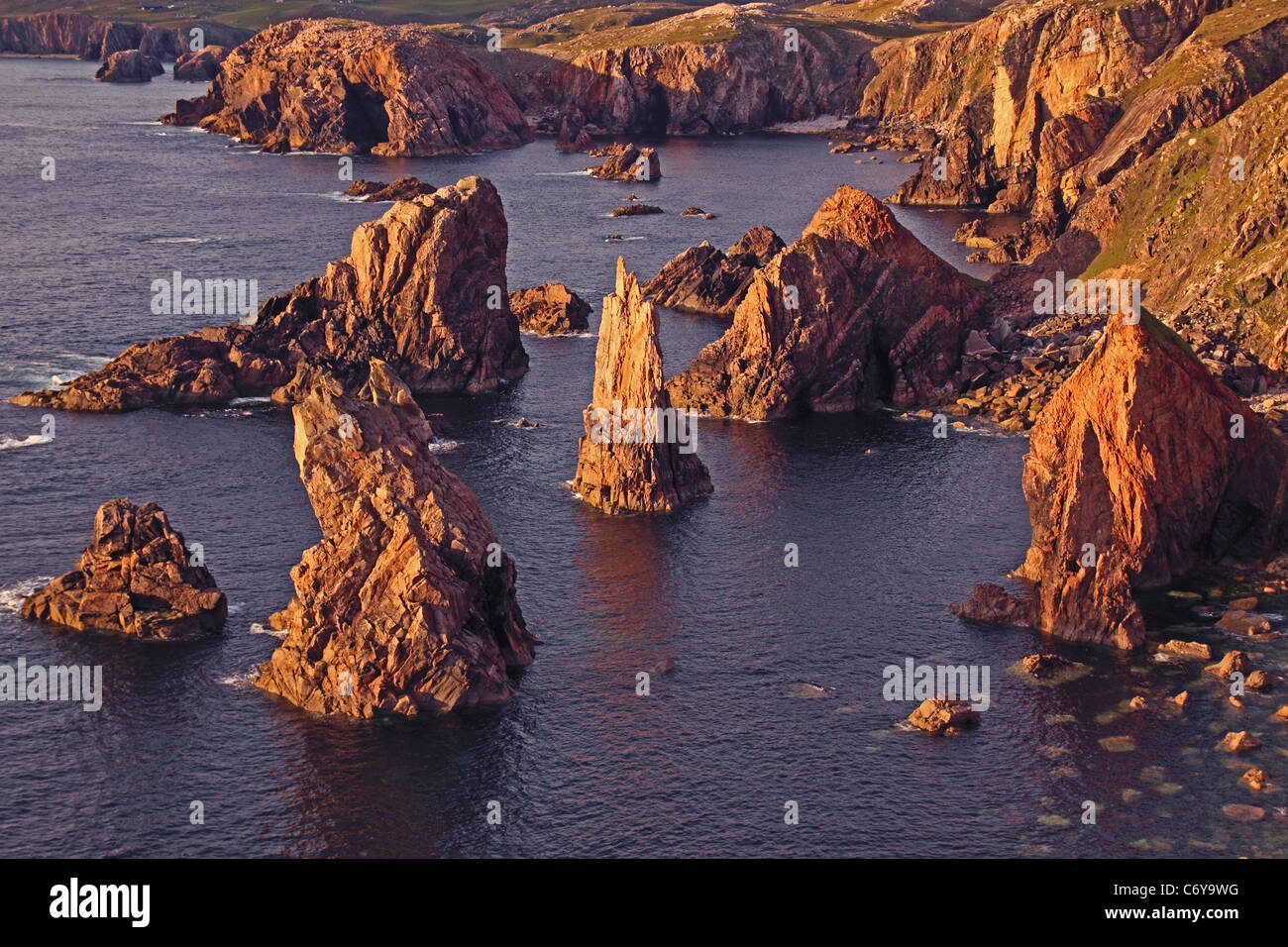 Regno Unito Scozia Ebridi Esterne isola di Lewis Mangersta Rock pile nella luce della sera Foto Stock