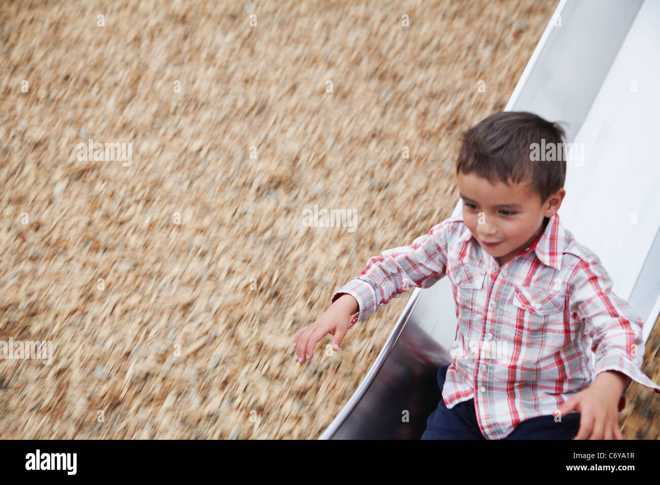 Ragazzo giocando sulla slitta al parco giochi Foto Stock