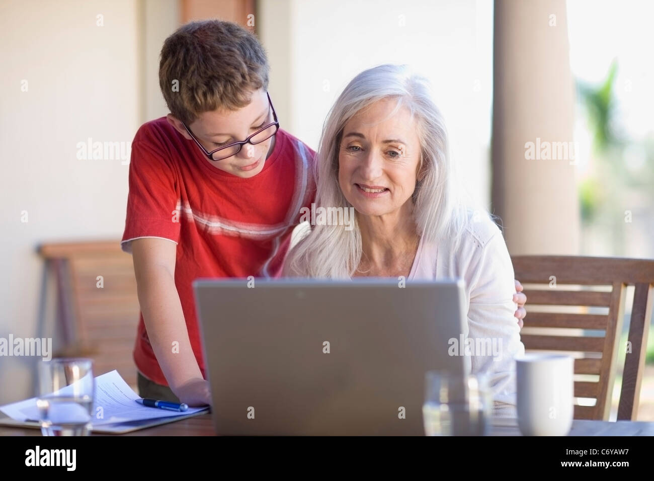 Nonna e nipote utilizzando laptop Foto Stock