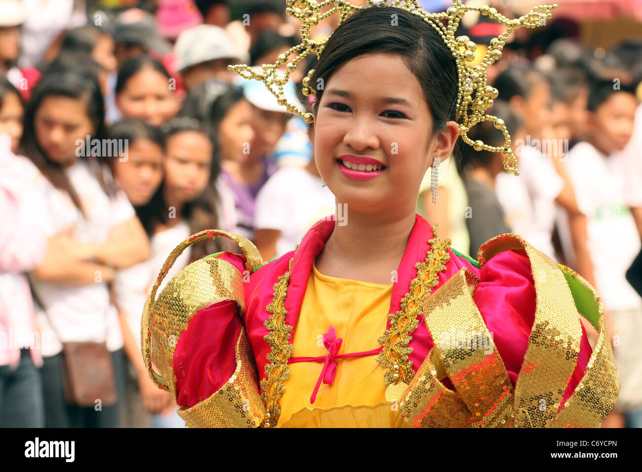Tribal regina del Festival Buyogan durante la città fiesta di Abuyog, Leyte, Filippine Foto Stock