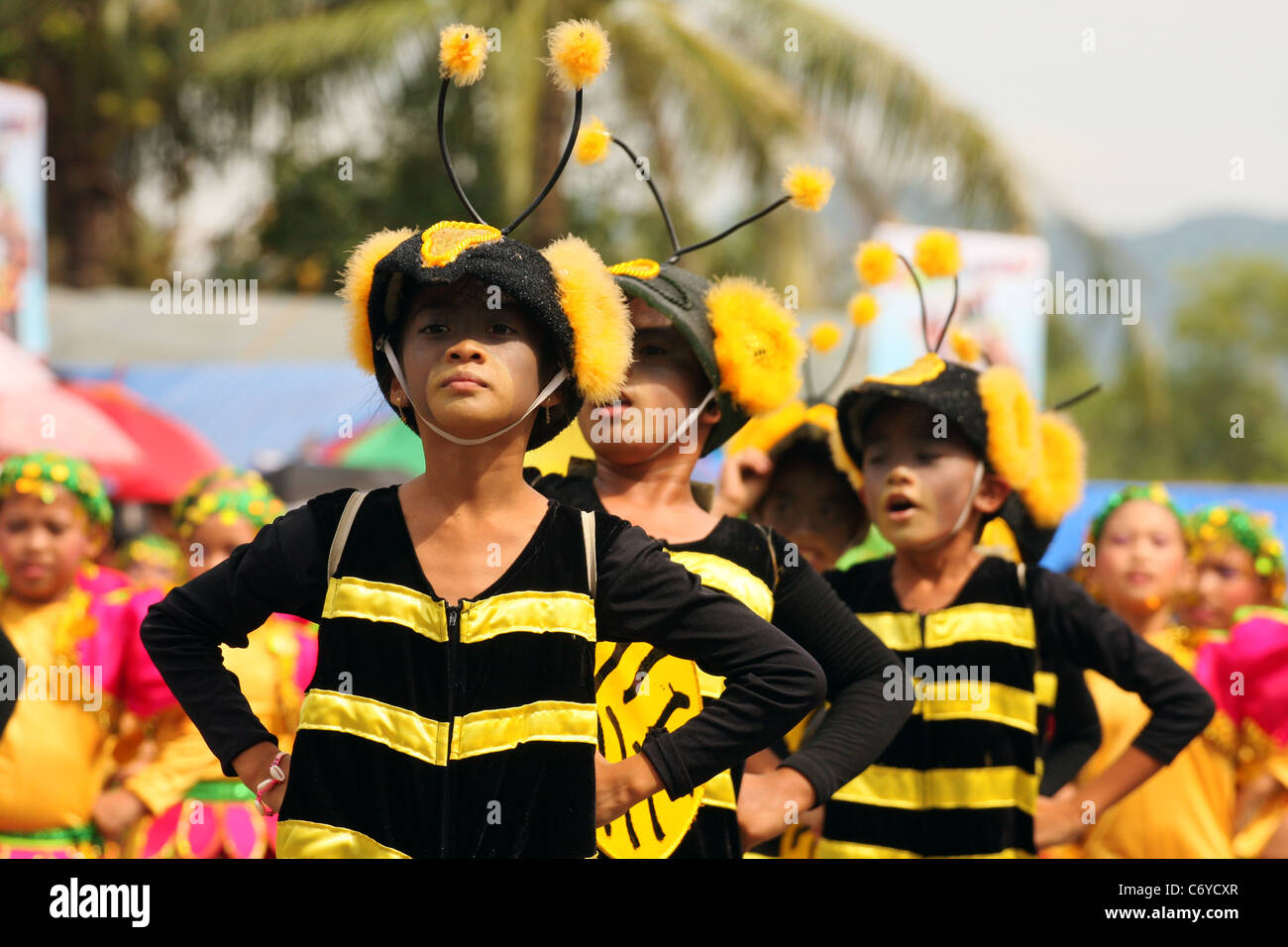 Danza dei bambini nei costumi delle api, che ritraggono la storia di Abuyog, Leyte, Filippine. Foto Stock