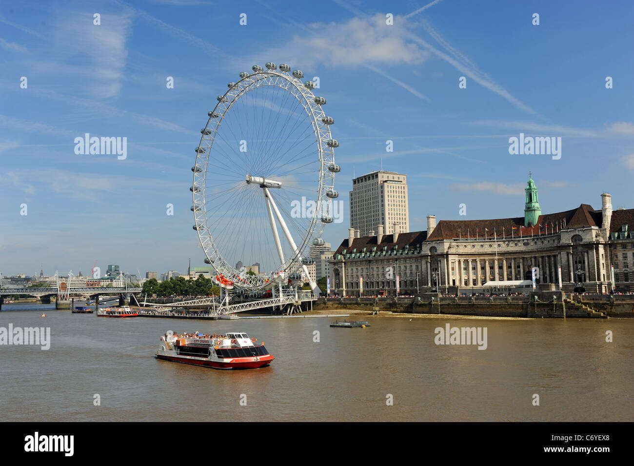 Un Fiume Tamigi crociera turistica barca accanto al London Eye attrazione turistica REGNO UNITO Foto Stock