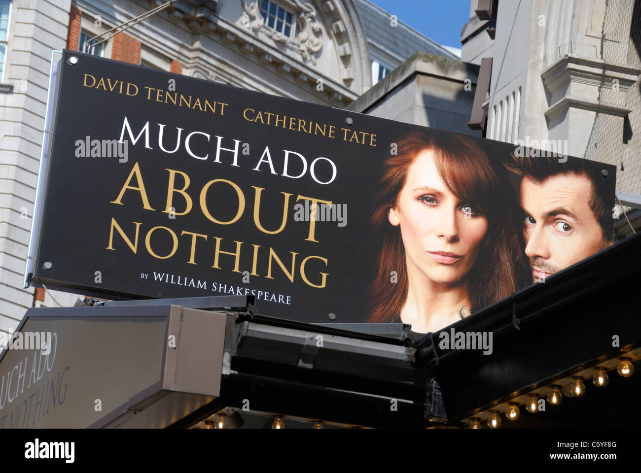 Grande billboard promuovendo la commedia di Shakespeare 'Much Ado about Nothing" al di fuori del Wyndham's Theatre, Londra, Inghilterra Foto Stock