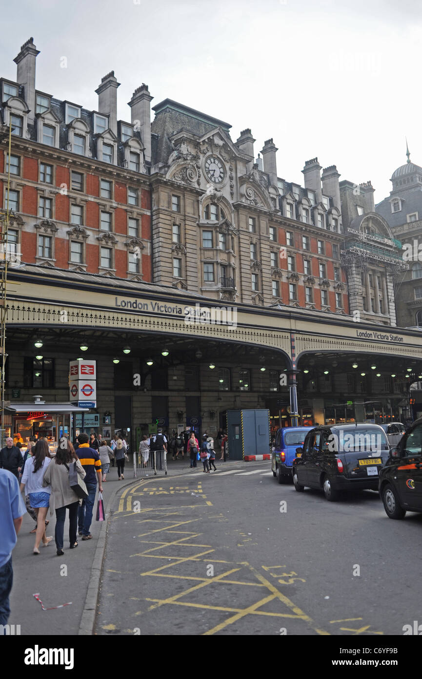 Esterno della stazione ferroviaria Victoria di Londra con taxi fuori dal Regno Unito Foto Stock