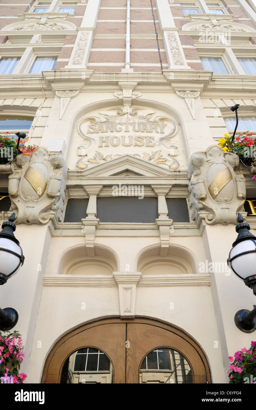 Il Sanctuary House hotel e pub in Victoria Street, Westminster, Londra, Inghilterra Foto Stock