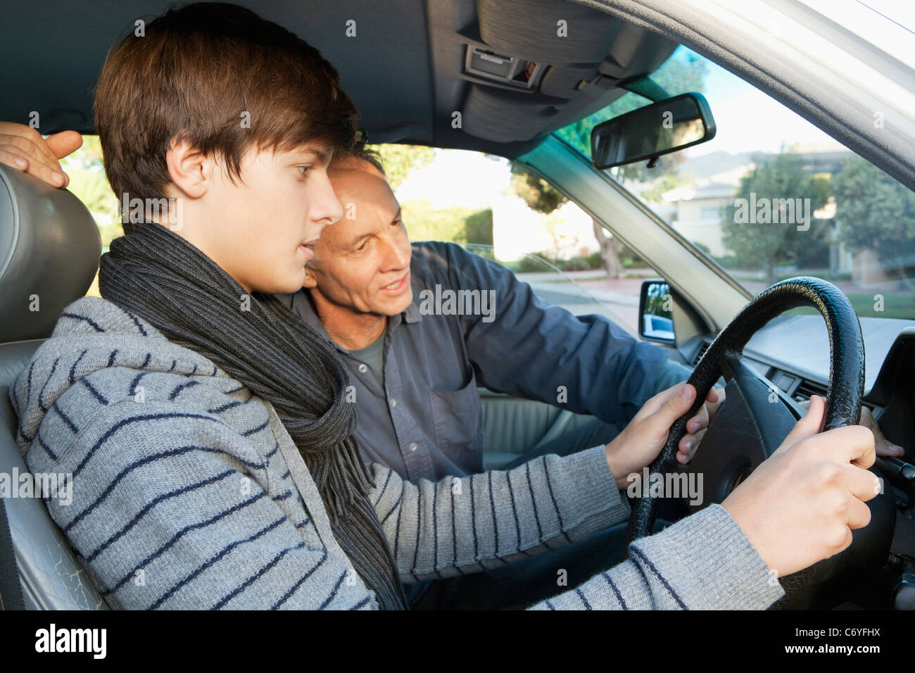Il Figlio Può Guidare L Auto Del Padre Padre che insegna al figlio a guidare la macchina immagini e fotografie