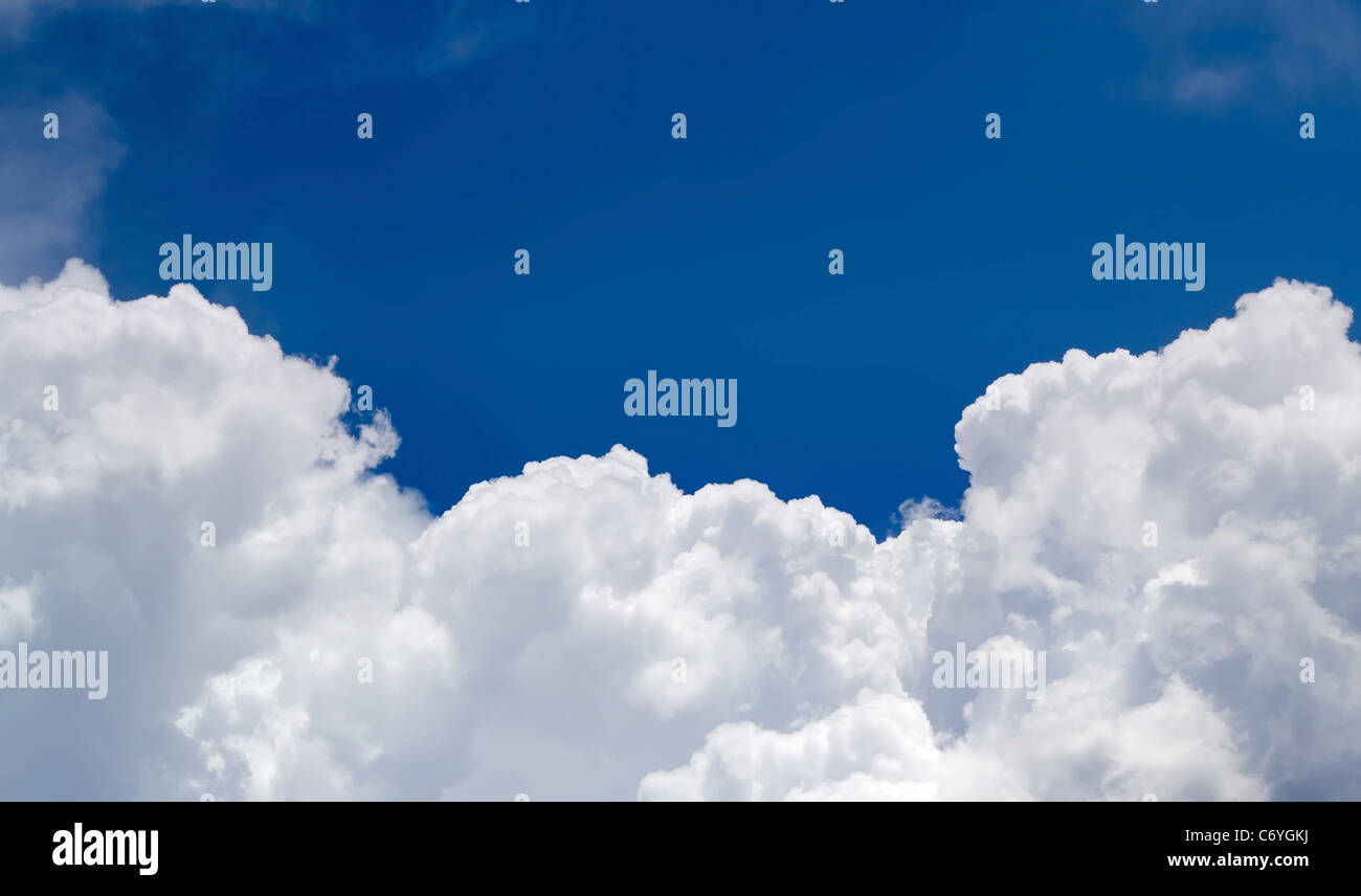 Cloudscape sfondo cielo sopra il cielo blu Foto Stock