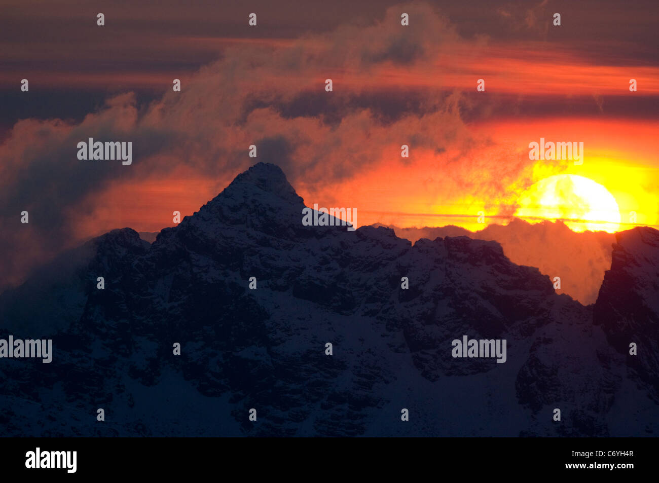 Sgurr Alasdair al tramonto, nel nero montagne Cuillin, Isola di Skye Foto Stock