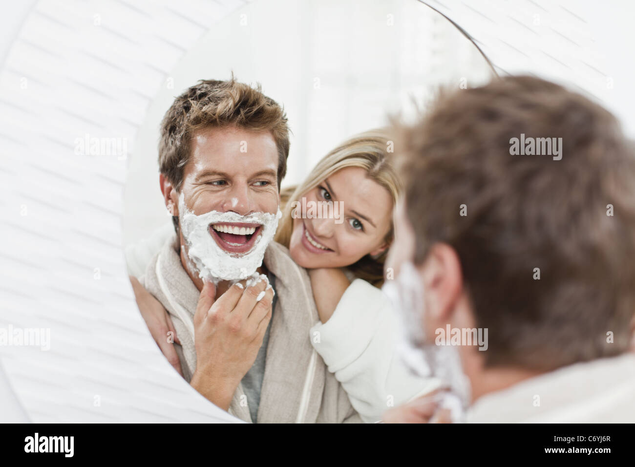 La donna a guardare il mio ragazzo durante la rasatura Foto Stock