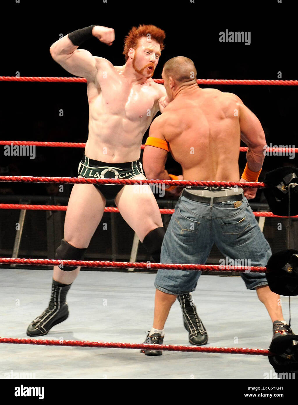 Campione WWE John Cena di fronte ex campione WWE Sheamus per la cintura del  titolo presso l'arena O2 e dopo una lunga battaglia Cena ha vinto quando  Foto stock - Alamy