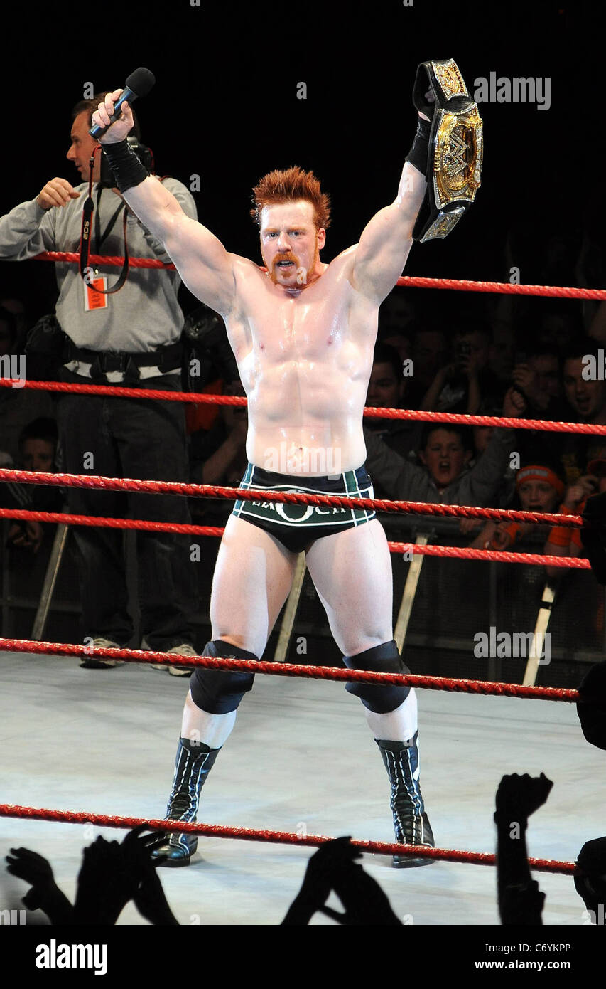 Campione WWE John Cena di fronte ex campione WWE Sheamus per la cintura del  titolo presso l'arena O2 e dopo una lunga battaglia Cena ha vinto quando  Foto stock - Alamy