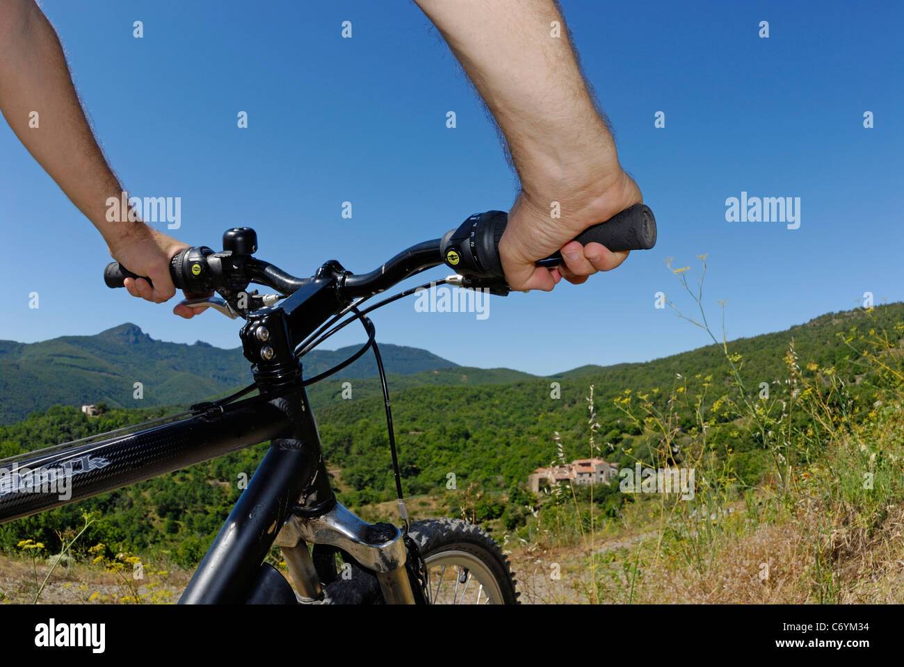 Ciclista in bicicletta e in mountain bike nelle colline su una mountain bike, Cevennes, Francia - punti di vista Foto Stock
