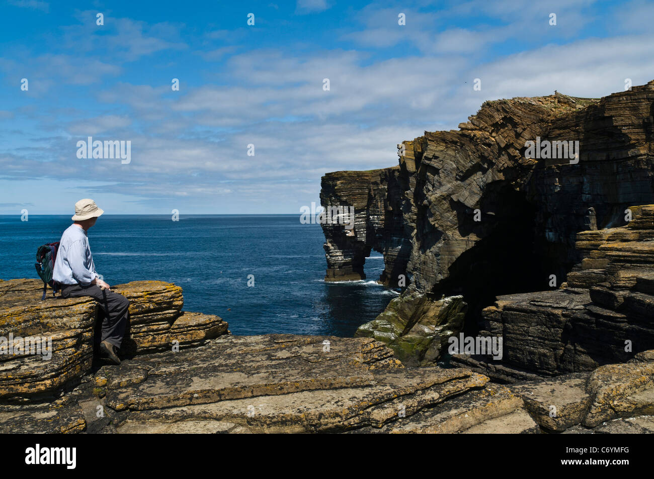 Dh testa scabra ROUSAY ORKNEY turistica seacliffs Rousay e naturale di mare arch Foto Stock