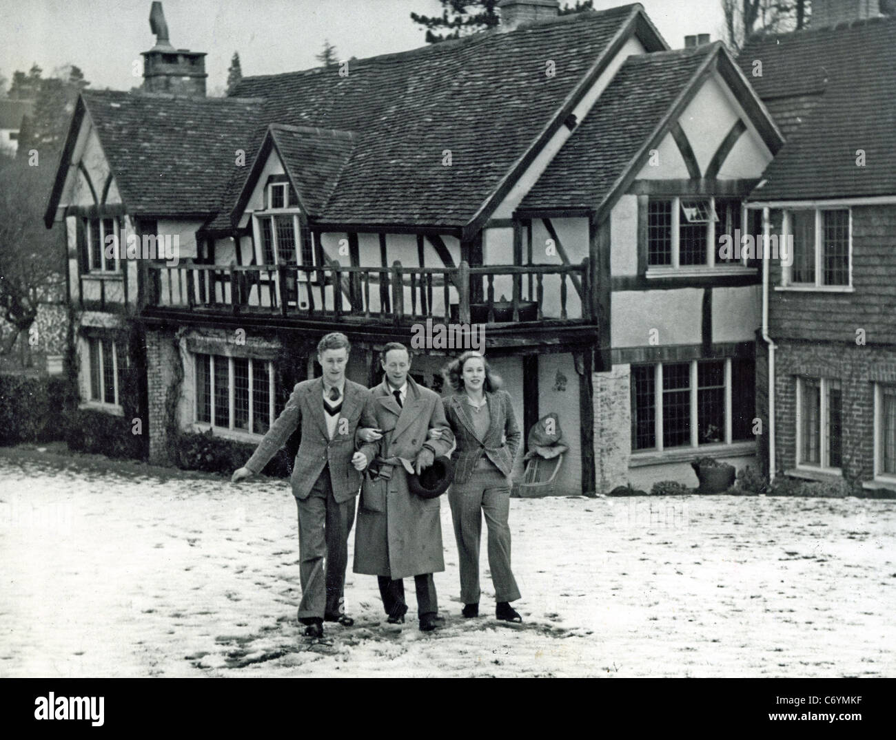 LESLIE HOWARD (1893-1943) l'attore inglese con Ronald il figlio e la figlia Leslie a 'Stowe Maries', Westcott, Dorking, Surrey nel 1939 Foto Stock