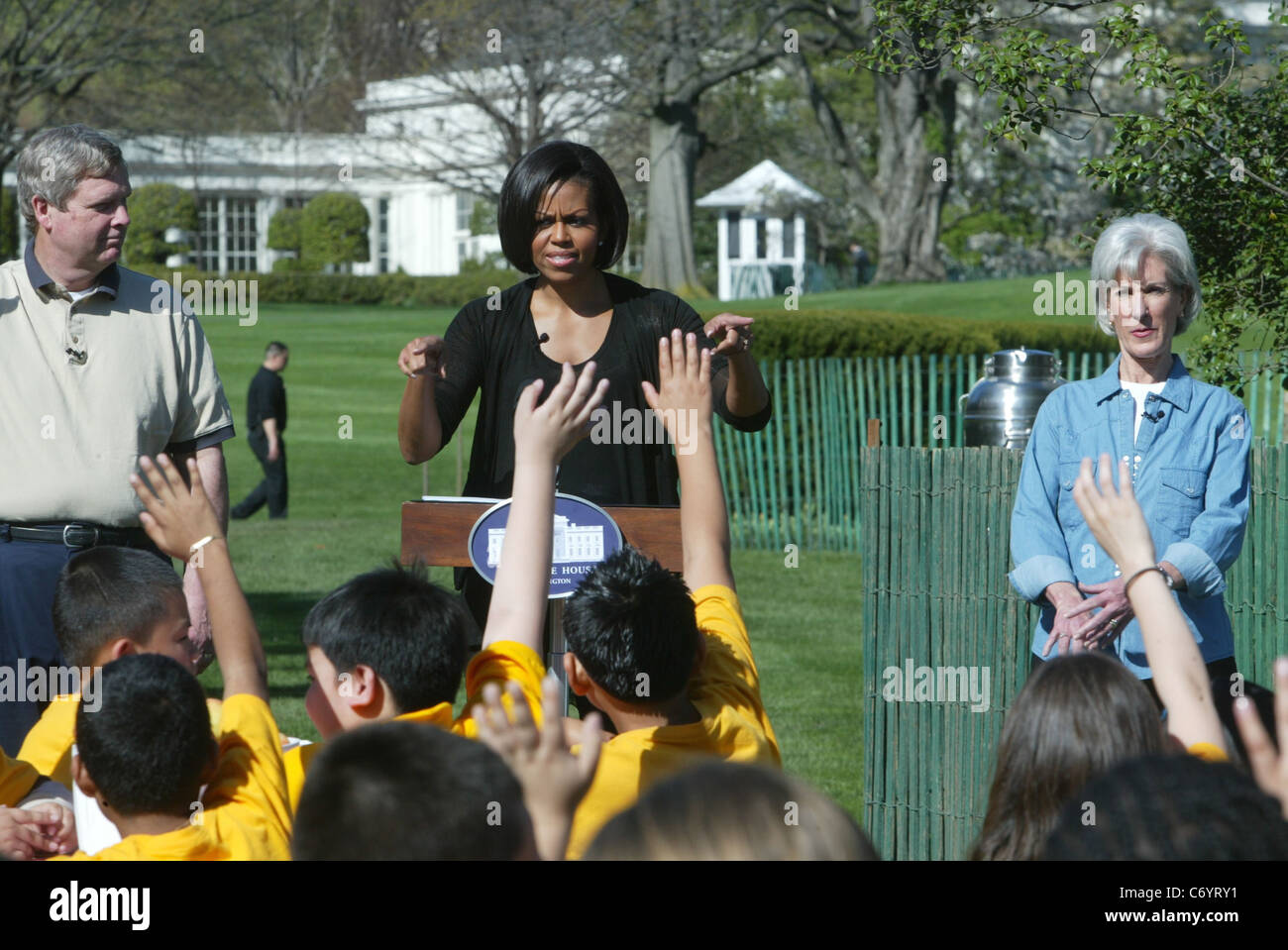 Michelle Obama, Segretario di Agricoltura Tom Vilsack e segretario della Sanità e dei Servizi Umani Kathleen Sebelius prima Foto Stock