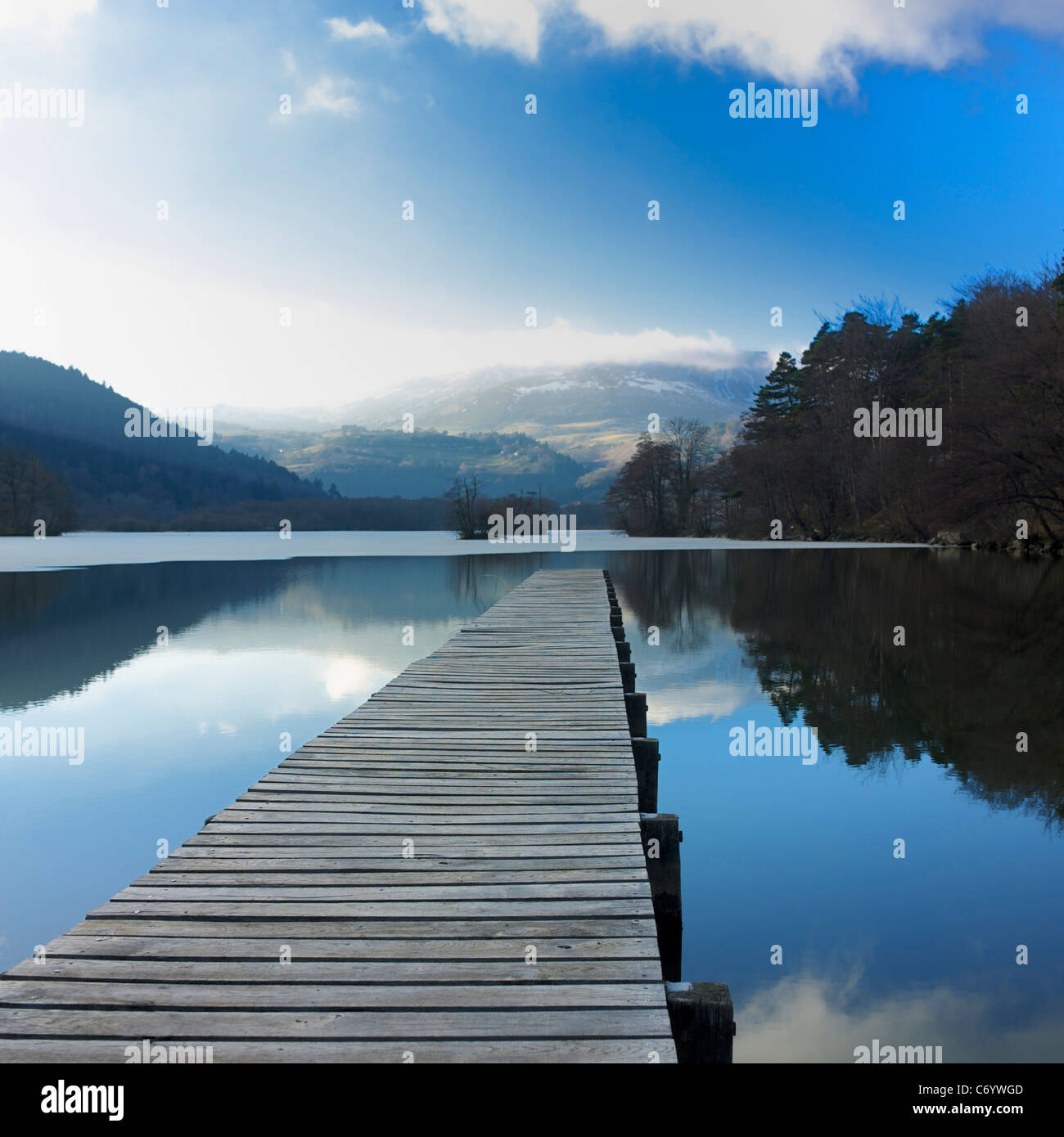 Pontile sul lago Chambon, Auvergne, Francia Foto Stock