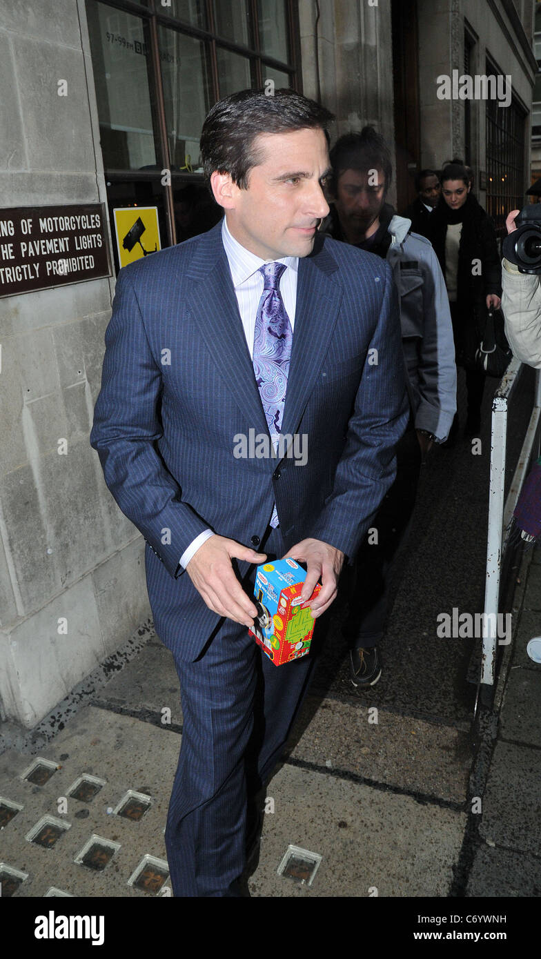 Steve Carell lasciare la radio uno studio con un "Thomas Il serbatoio' uovo di pasqua. Londra, Inghilterra - 01.04.10 Foto Stock