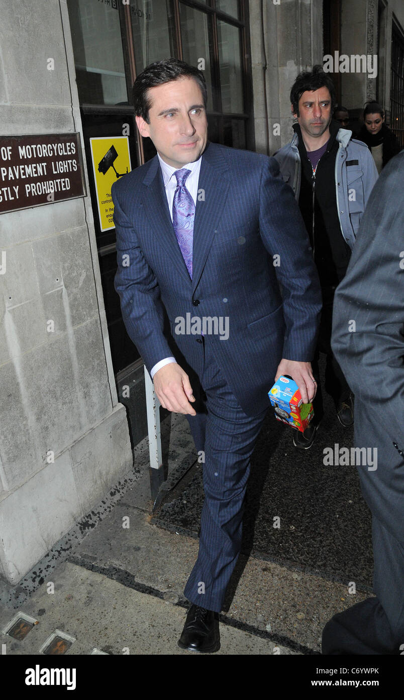 Steve Carell lasciare la radio uno studio con un "Thomas Il serbatoio' uovo di pasqua. Londra, Inghilterra - 01.04.10 Foto Stock