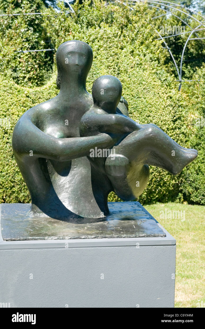 Henry Moore exhibition , moderna e contemporanea in sculture e statue ,  West Giardino , Hatfield House 1949 madre e bambino Foto stock - Alamy