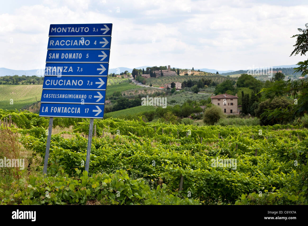 Cartello stradale vicino a San Gimignano, con i campi, le case e le colline, Toscana, Italia Foto Stock