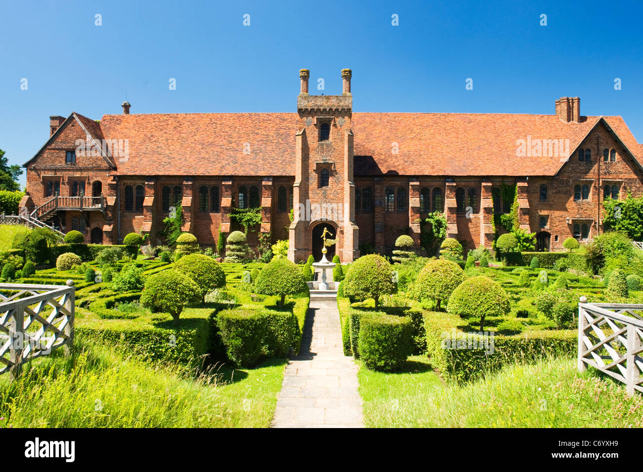 Hatfield House , ingresso posteriore & scale del Palazzo Vecchio & Garden dettaglio con statua d'oro & fontana Foto Stock