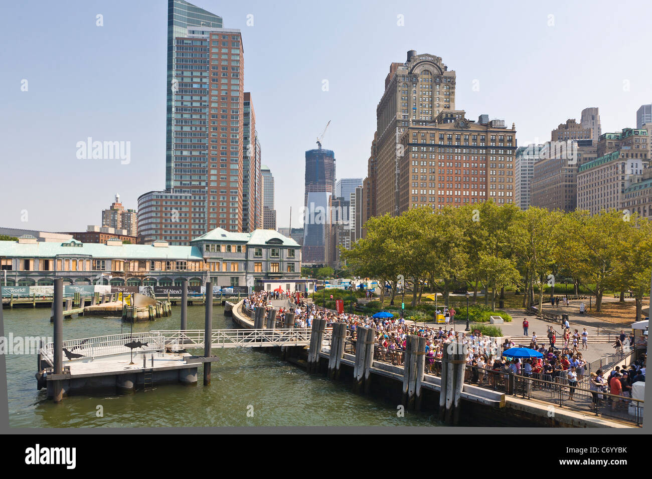Persone in attesa per la Statua della Libertà il traghetto a Battery Park in Lower Manhattan Financial District di New York City Foto Stock