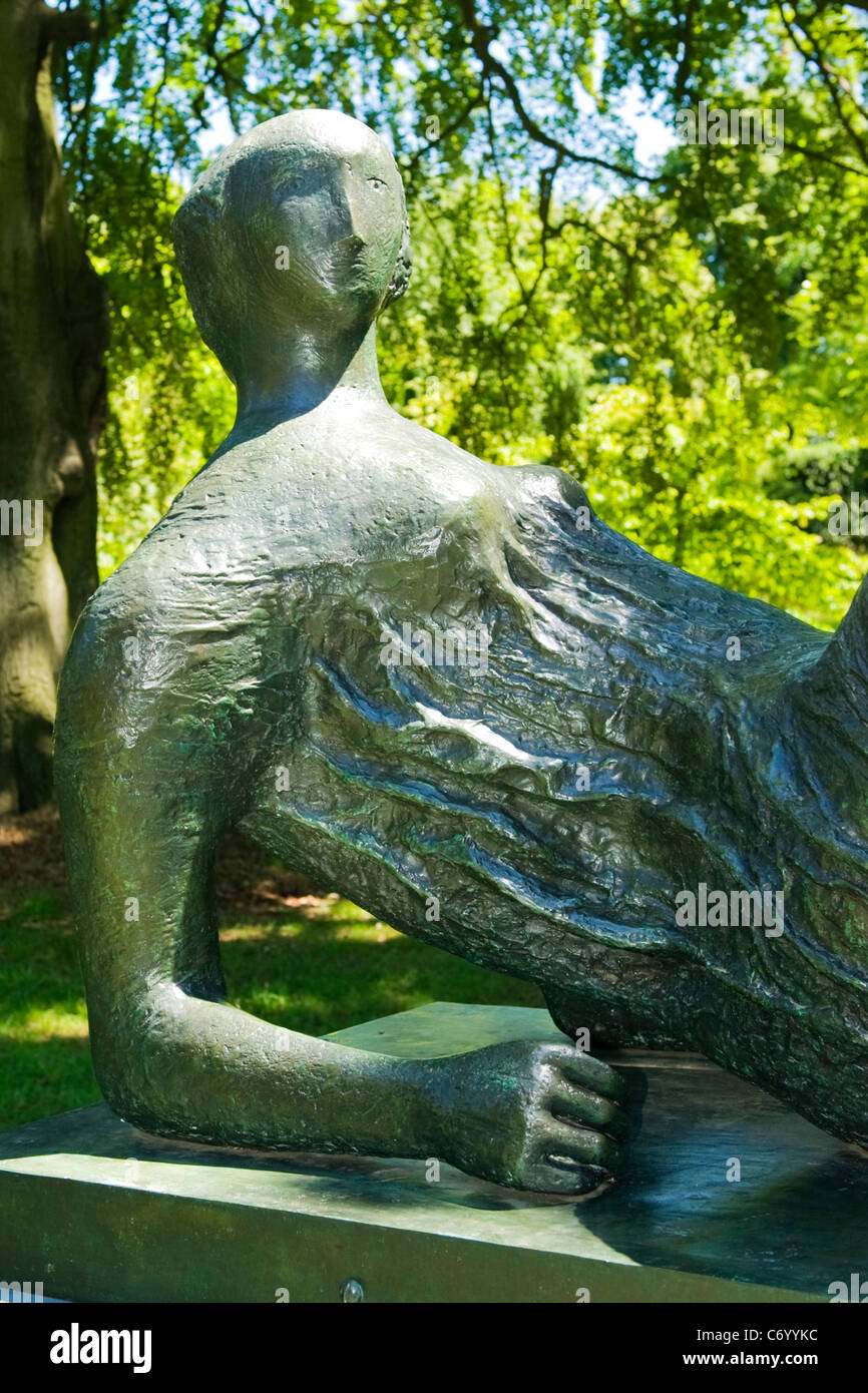 Henry Moore exhibition , moderna e contemporanea in sculture e statue giardino occidentale Hatfield House 1953 drappeggiati figura distesa Foto Stock