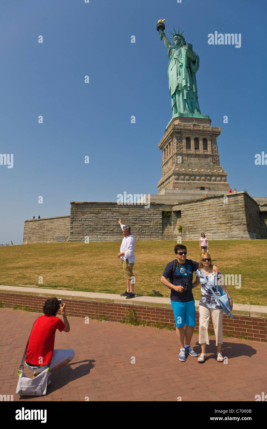 I turisti alla Statua della Libertà di New York City Foto Stock