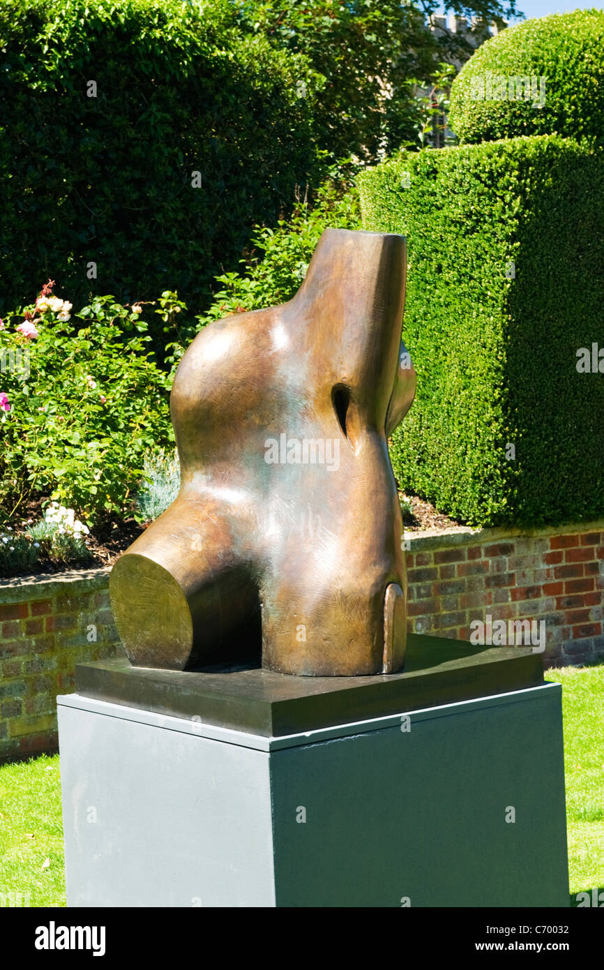 Henry Moore mostra all'aperto delle moderne sculture contemporanee & statue  , West Giardino , Hatfield House 1967 Busto bronzo Foto stock - Alamy