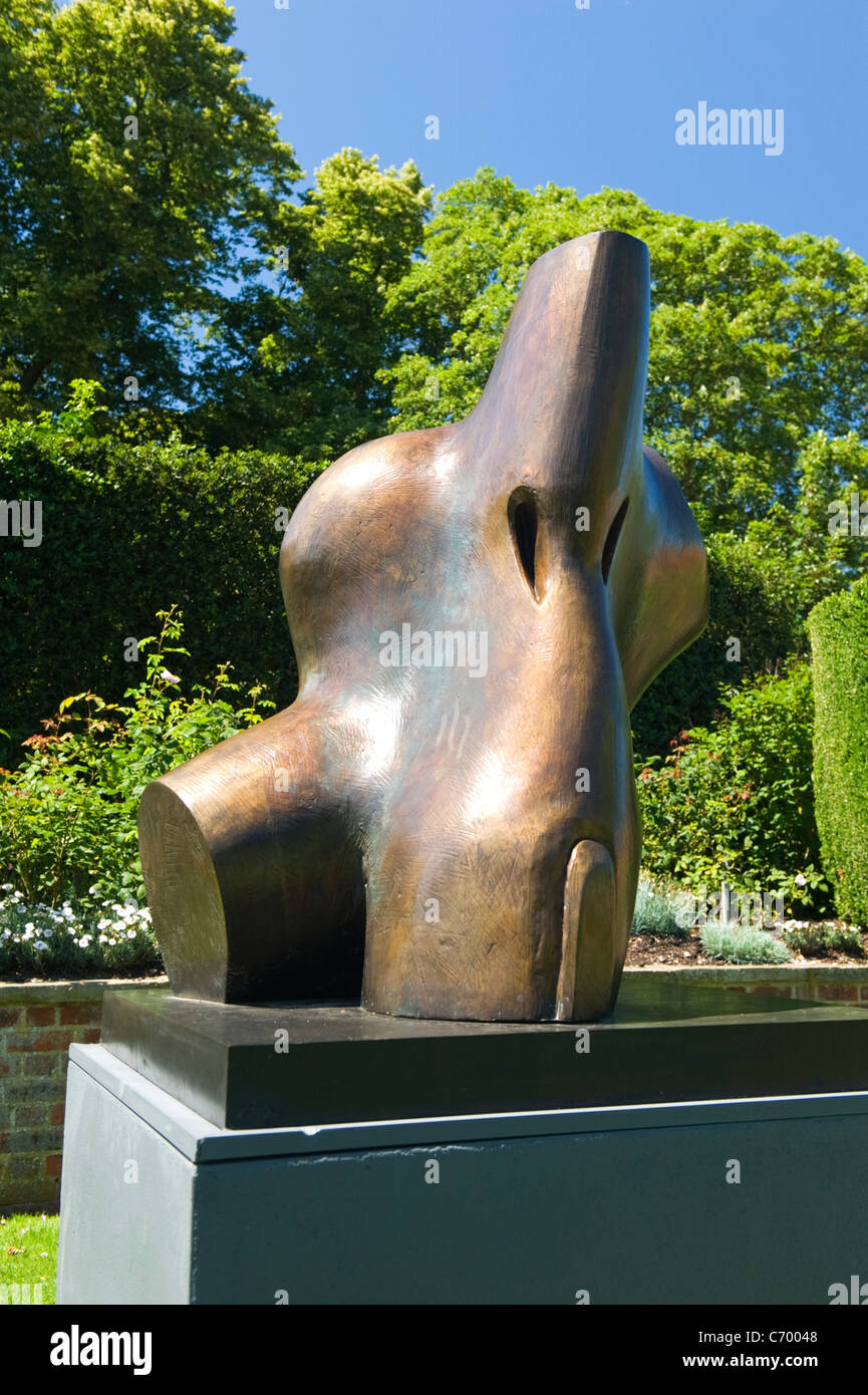 Henry Moore mostra all'aperto delle moderne sculture contemporanee & statue  , West Giardino , Hatfield House 1967 Busto bronzo Foto stock - Alamy