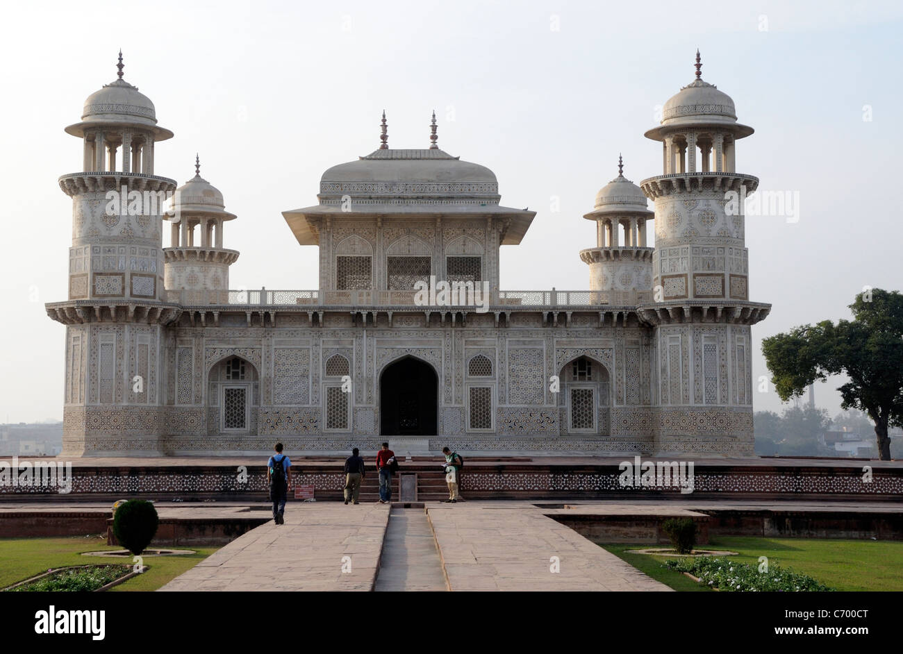 Il altamente ornati di marmo bianco Tomba di Itimad ud Daulah il cui nome era Mirza Ghiyas Beg e sua moglie Asmat iniziata. Agra, Foto Stock