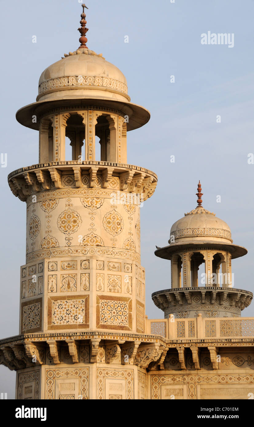 Altamente ornati di marmo bianco torre presso la tomba di Itimad ud Daulah il cui nome era Mirza Ghiyas Beg e sua moglie Asmat iniziata. Agra Foto Stock